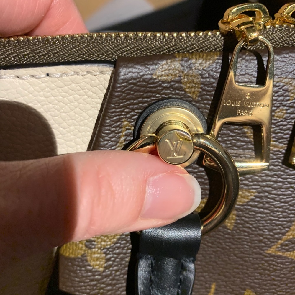 Louis Vuitton MM V Tote - Picture 7 of 8